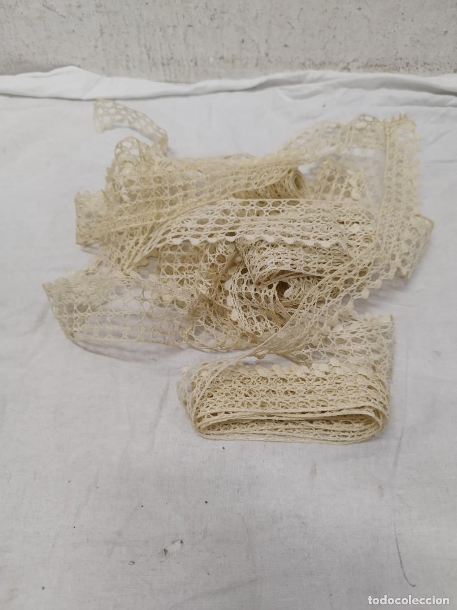 Antig&uuml;edades: 3 antiguas tiras de puntilla o cinta de encaje antiguo de hilo o algod&oacute;n en tono beige o marfil.