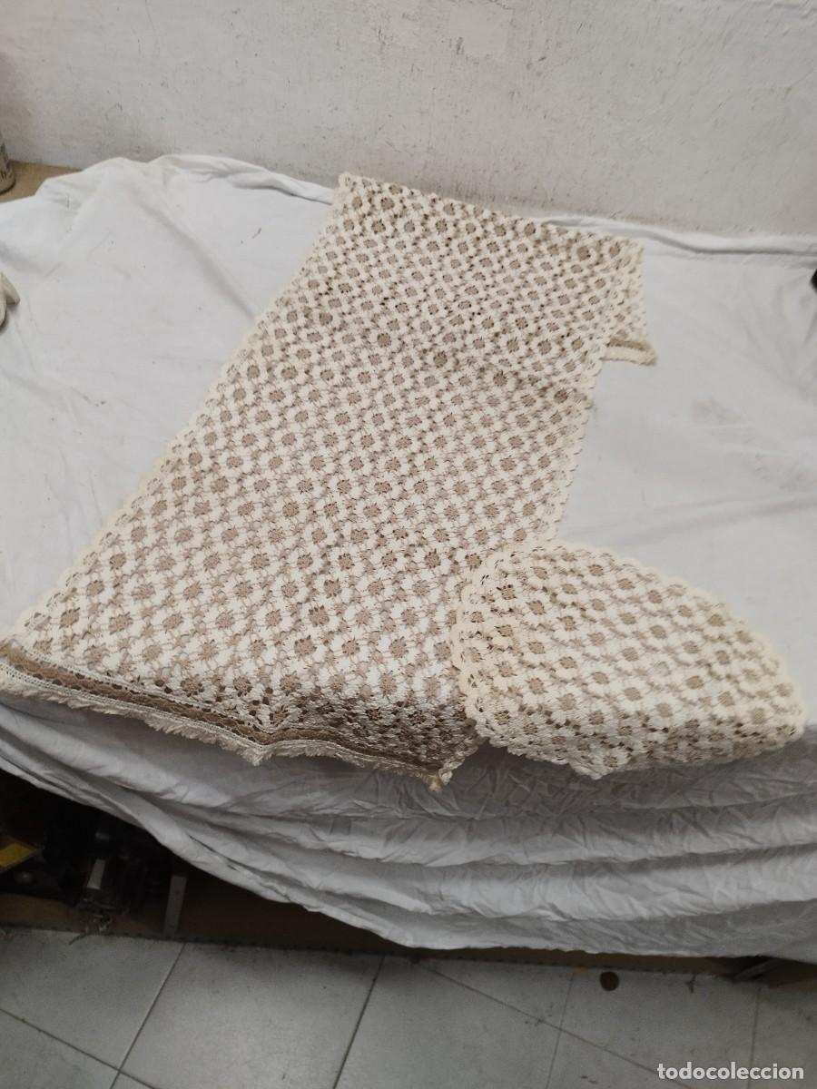 Antiques: Lote de 2 tapetes de ganchillo artesanales (camino de mesa + tapete redondo), beige y crudo.