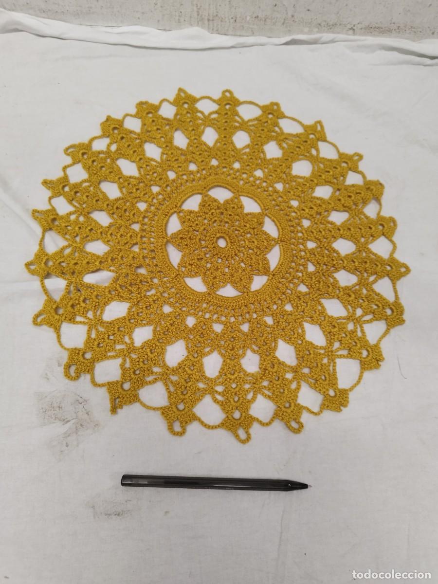 Antiques: Tapete de Ganchillo Amarillo Mostaza Hecho a Mano - Centro de Mesa Circular Calado Vintage.