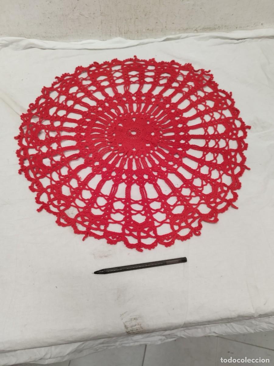 Antiques: Centro de mesa tejido a crochet rojo - Tapete redondo artesanal.