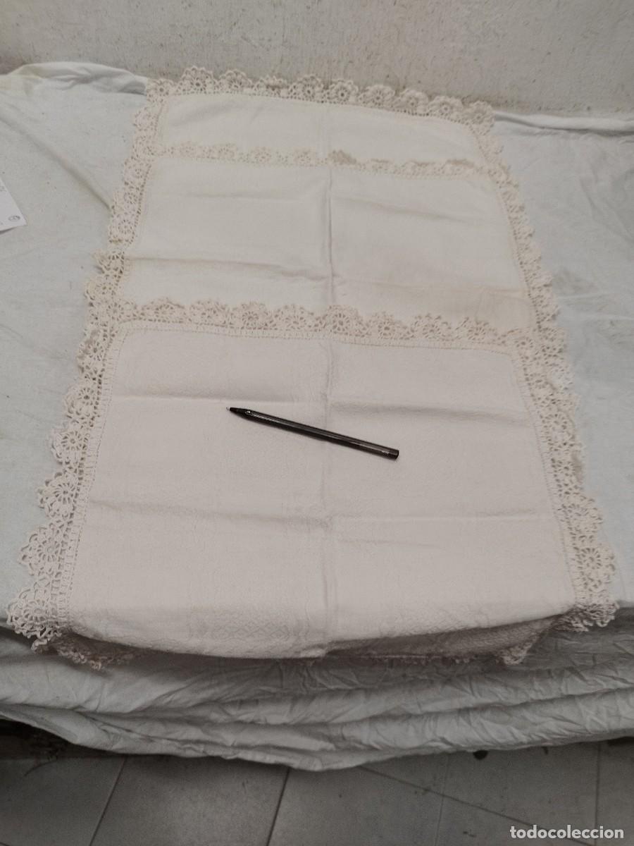 Antiques: Lote de 3 tapetes antiguos beige con encaje de ganchillo artesanal.