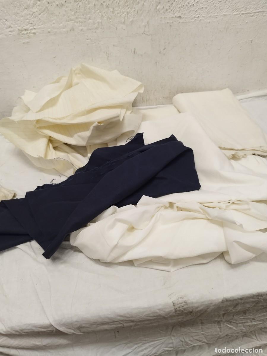 Antig&uuml;edades: Lote de antiguos retales de ropa, tela diferentes colores.