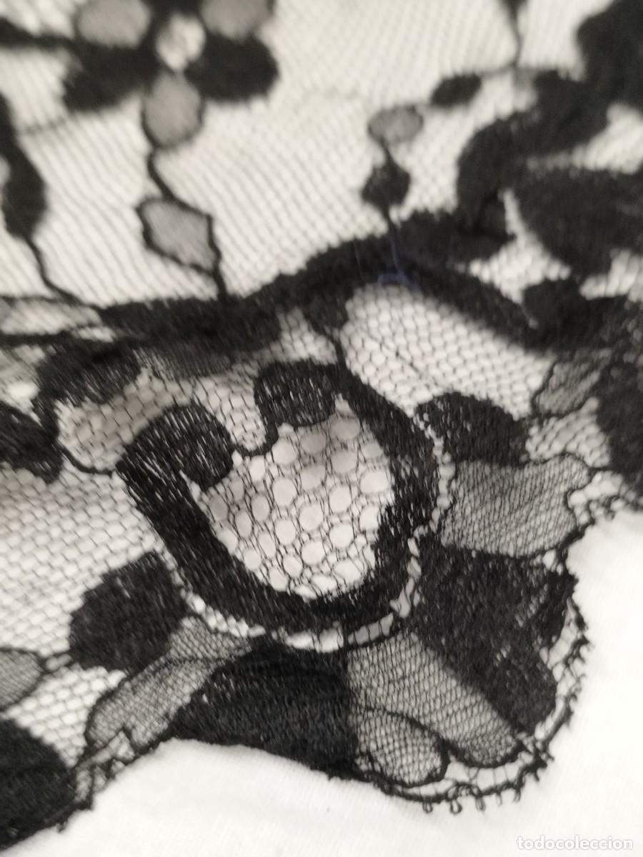 Antig&uuml;edades: Mantilla Triangular de Encaje Negro - Estilo Espa&ntilde;ol. - Foto 4