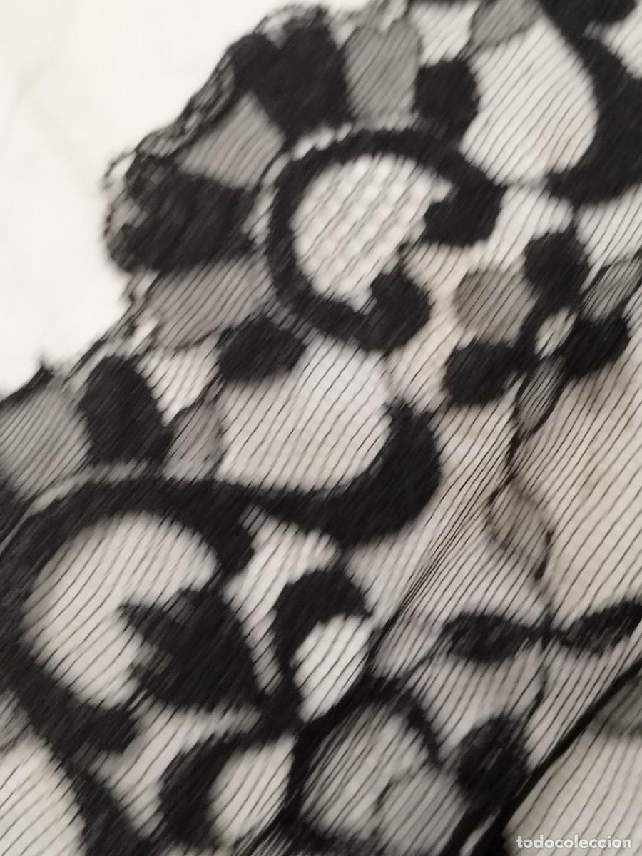 Antig&uuml;edades: Mantilla Triangular de Encaje Negro - Estilo Espa&ntilde;ol. - Foto 7