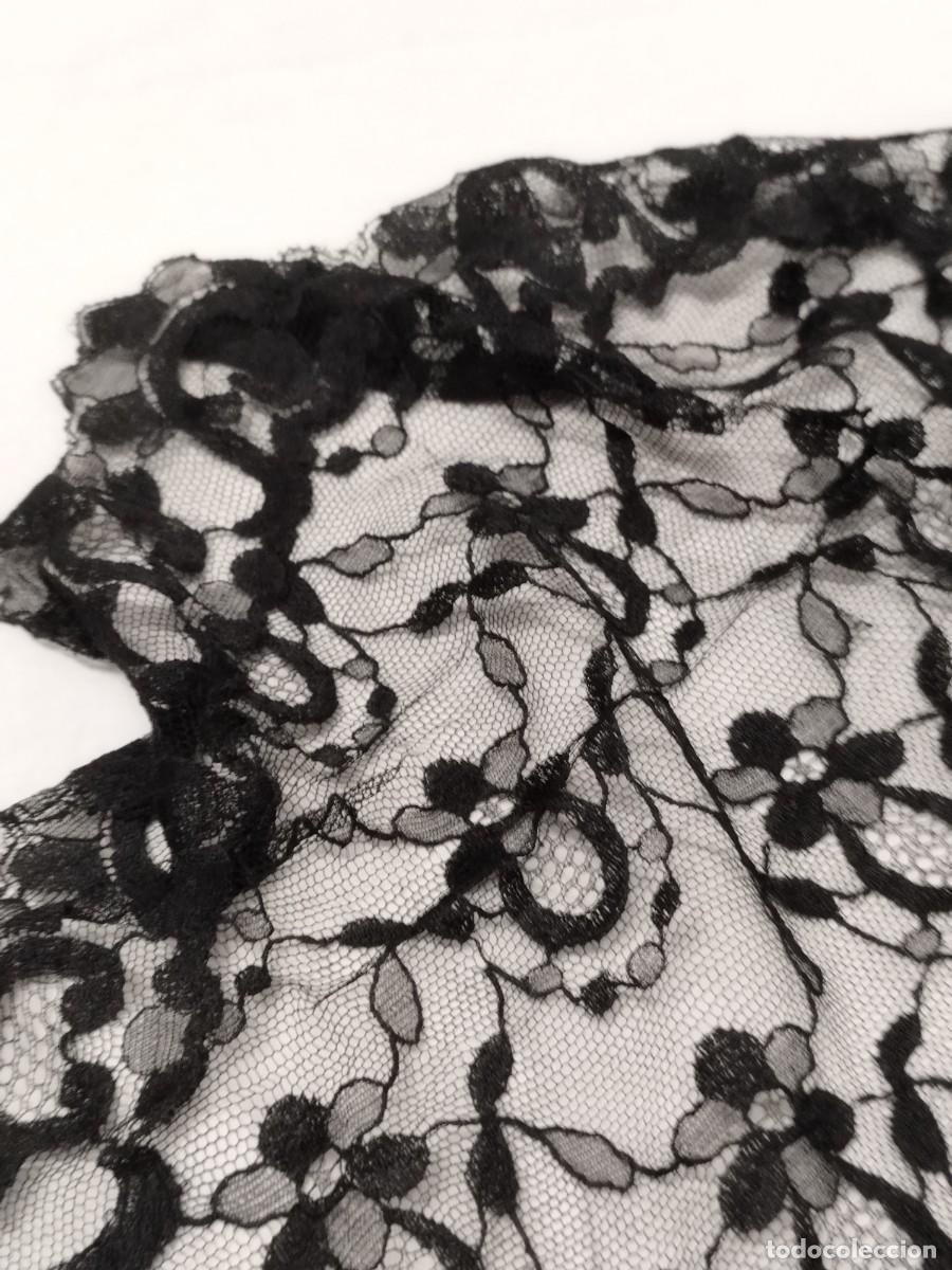 Antig&uuml;edades: Mantilla Triangular de Encaje Negro - Estilo Espa&ntilde;ol. - Foto 9