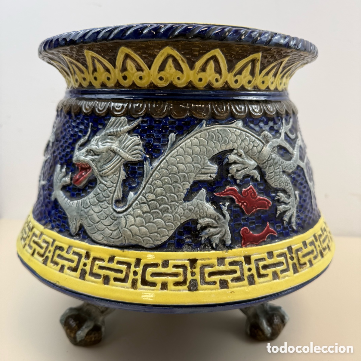 Antiguidades: Jardinera china de may&oacute;lica con patas de garra y 3 dragones.