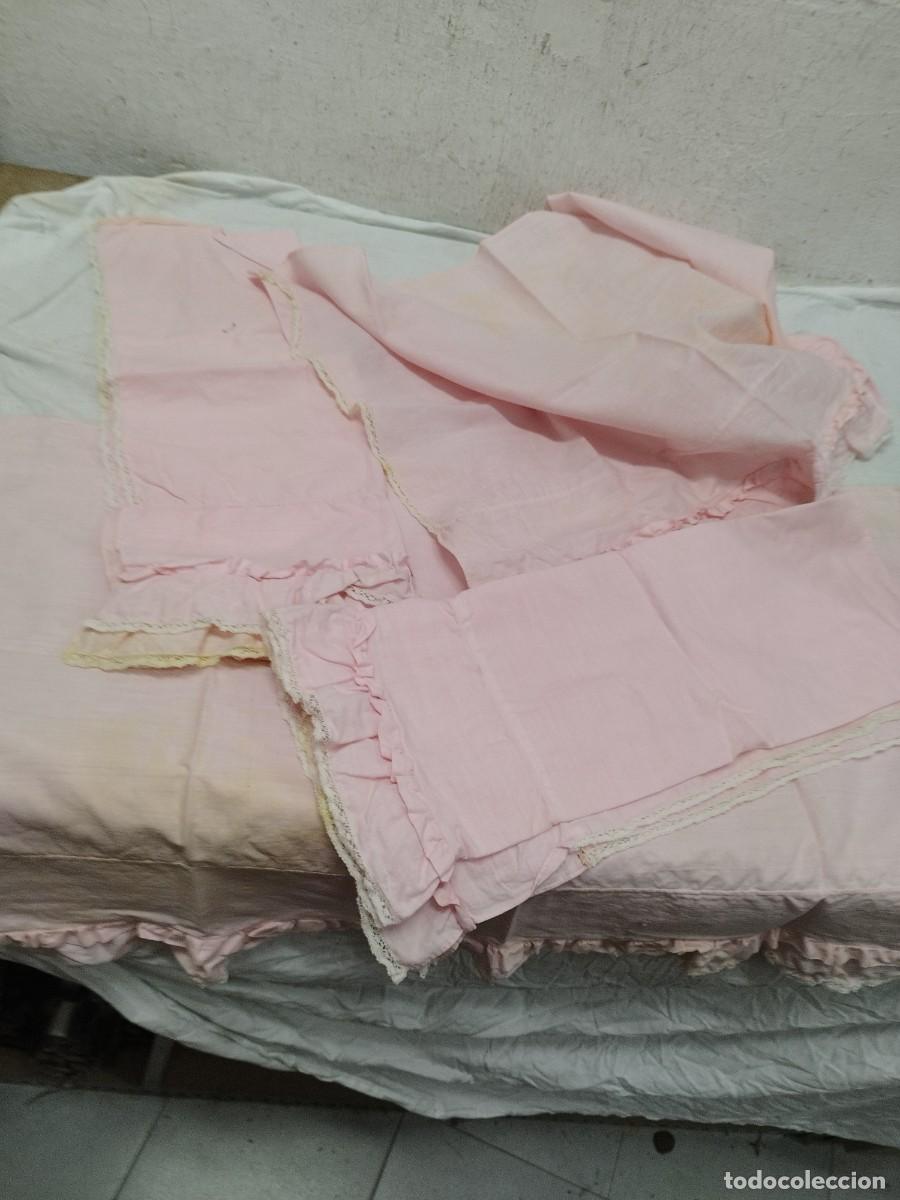 Antig&uuml;edades: Antigua gran falda de color blanco, con las iniciales MB bordadas.