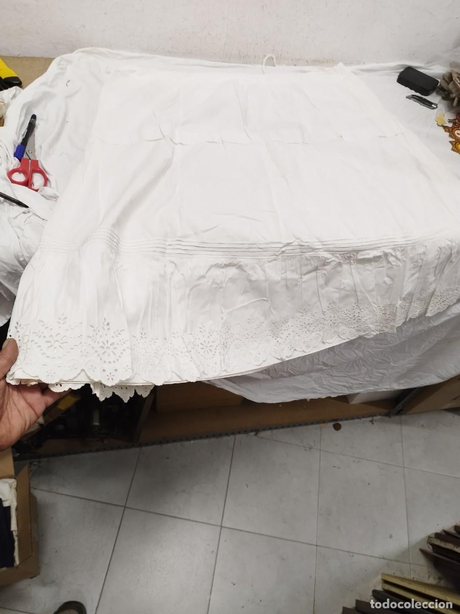 Antig&uuml;edades: Antigua gran falda de color blanco, con las iniciales MB bordadas.
