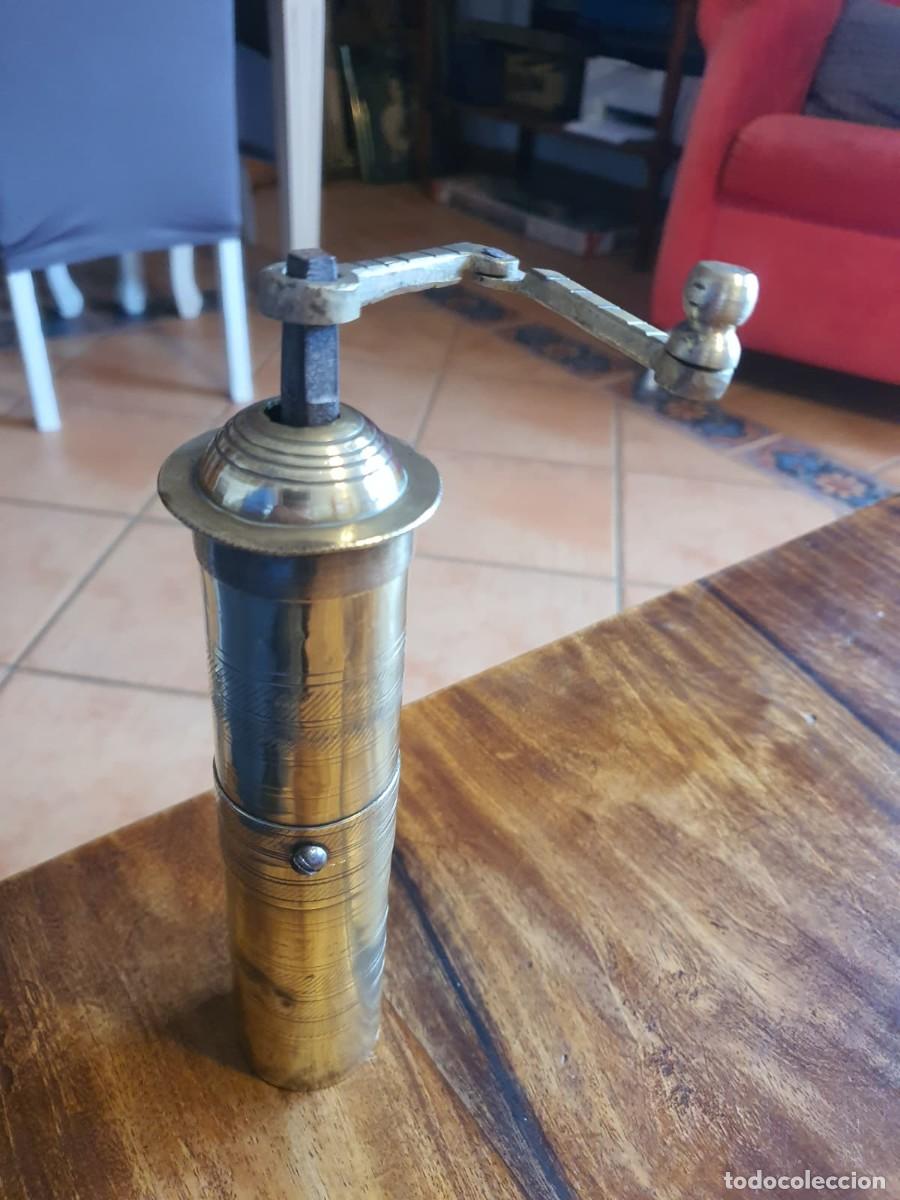 Oggetti Antichi: Molinillo Antiguo de Lat&oacute;n y Bronce para Caf&eacute; o Pimienta (Garanti N.&ordm; 1) &ndash; Estilo Turco/Otomano