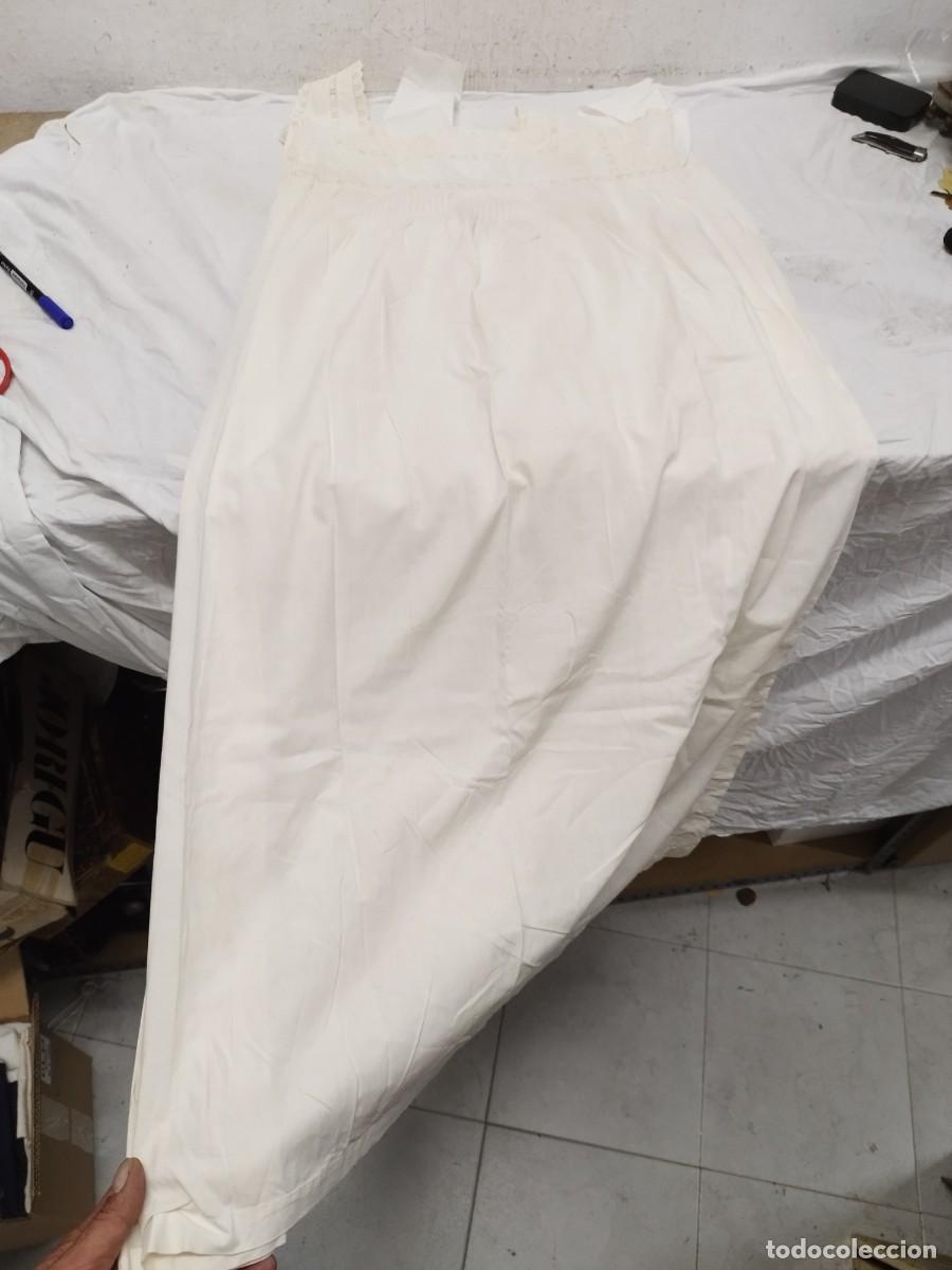 Antig&uuml;edades: Antiguo camison de mujer de color blanco. Con los tirantes a restaurar.