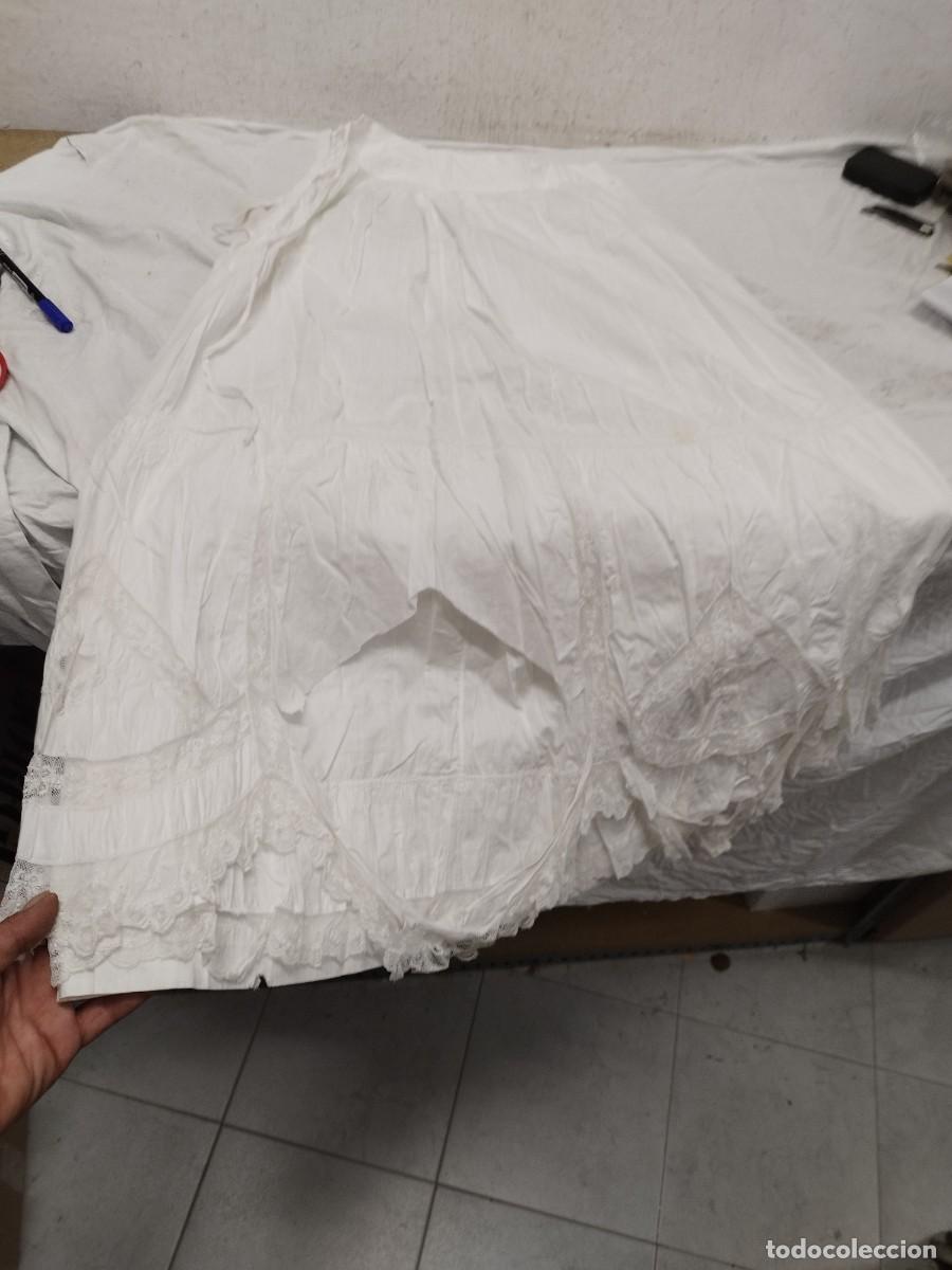 Antig&uuml;edades: Antigua falda de mujer de color blanco, con los bajos a restaurar.