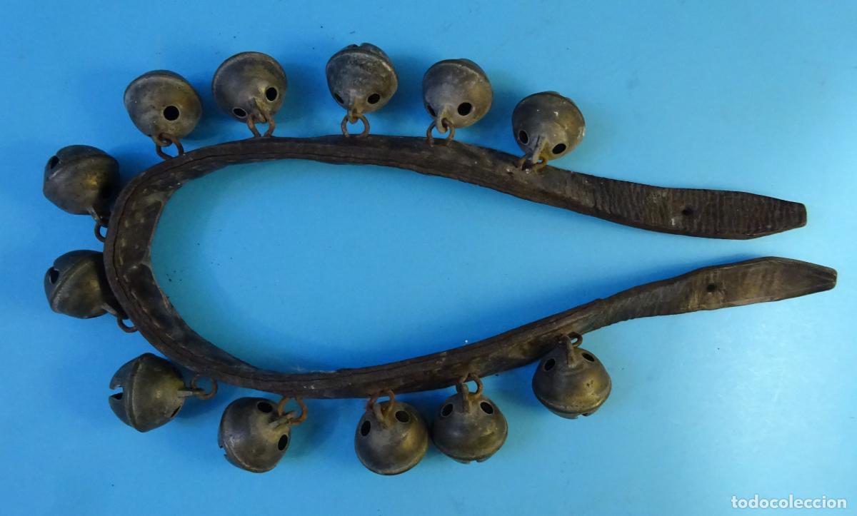 Antiquit&auml;ten: TIRA DE CUERO PARA COLLAR&Oacute;N, COLLAR CON 12 CASCABELES DE BRONCE N&ordm; 6. LONGITUD 64 CM