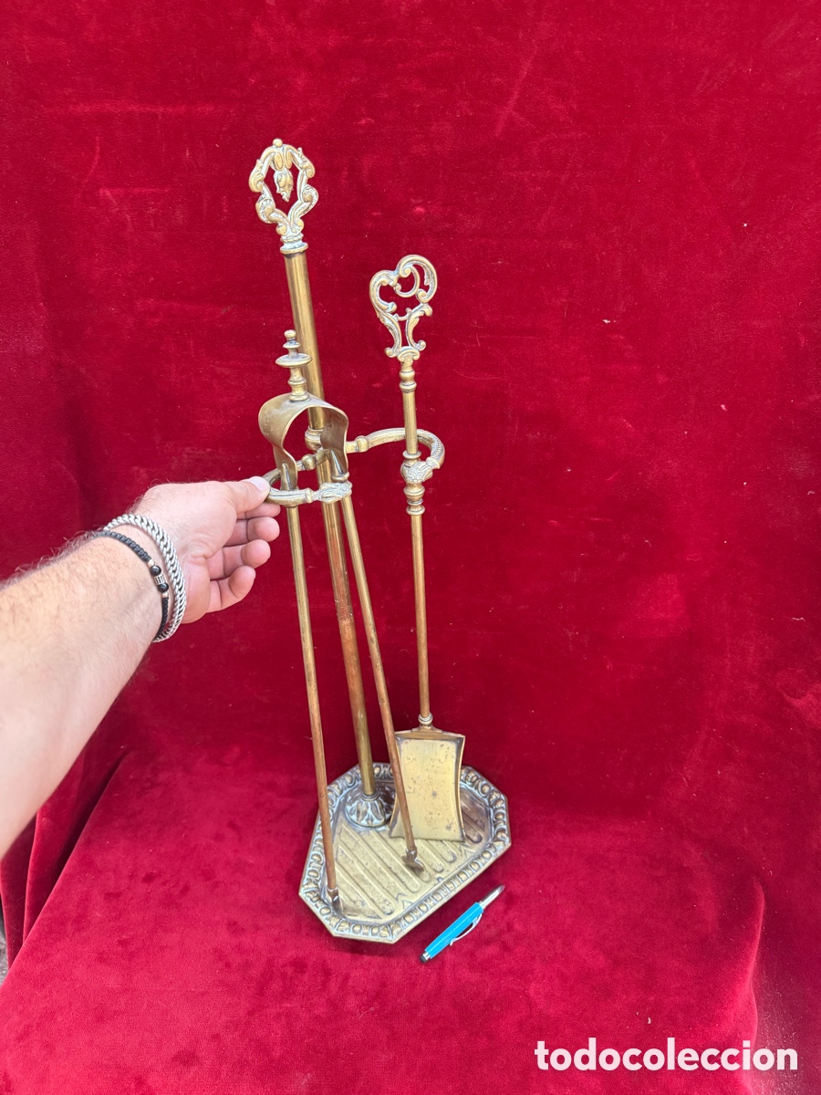 Antiquit&eacute;s: Antiguo soporte con ustensillos de chimenea,bronce
