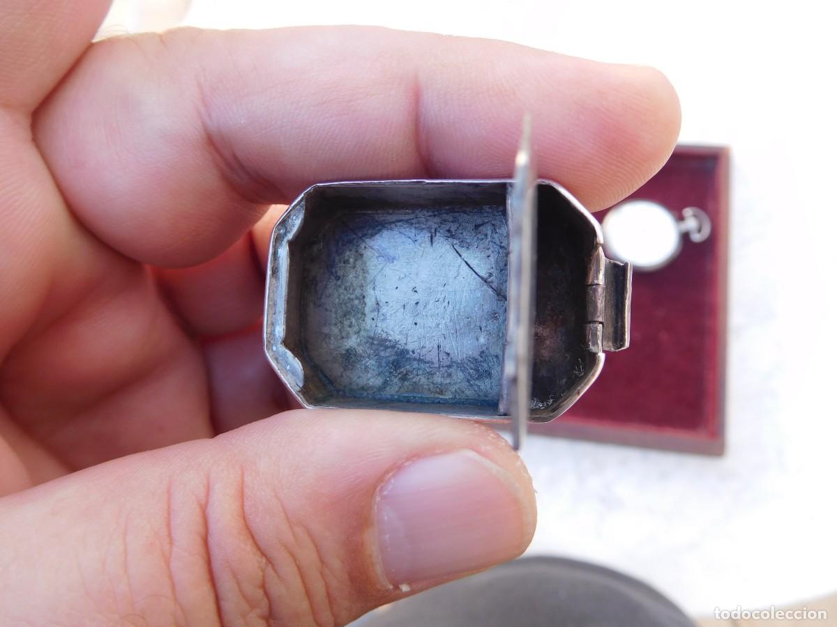 Antig&uuml;edades: Pastillero de plata antiguo con dispensador y deposito