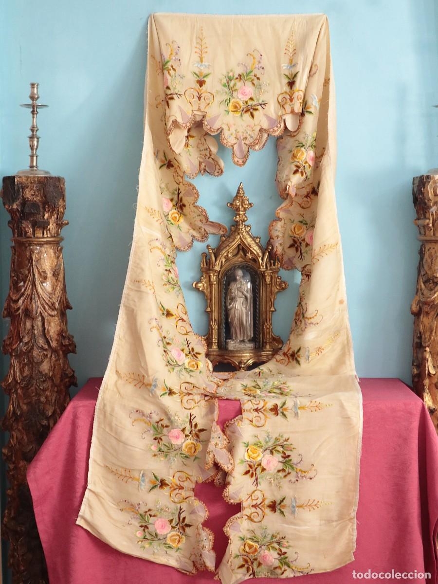 Antig&uuml;edades: Gran frente de altar confeccionado en seda en el siglo XIX bordado manualmente. Mide 410 x 49 cm.