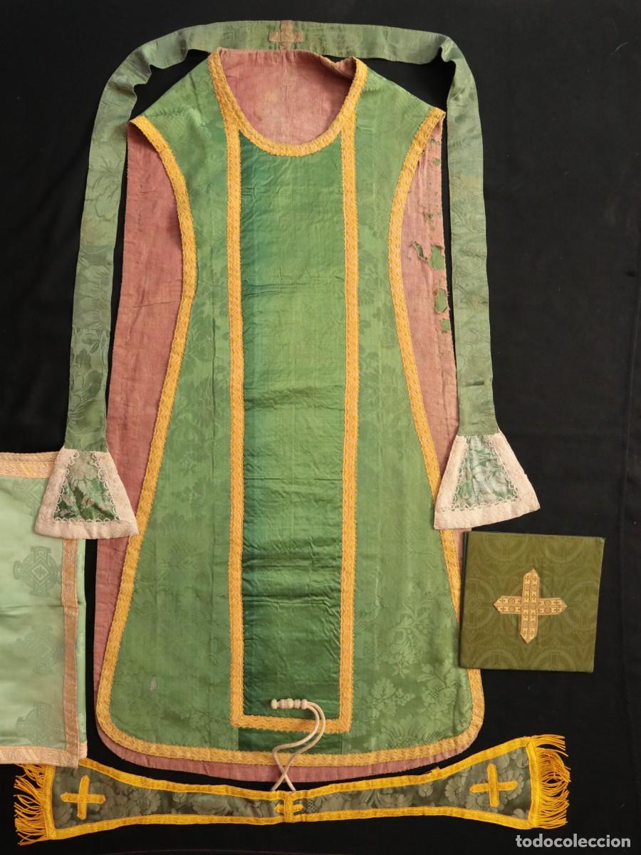 Antiquit&auml;ten: Gran casulla del siglo XVIII confeccionada en seda, acompa&ntilde;ada de complementos.