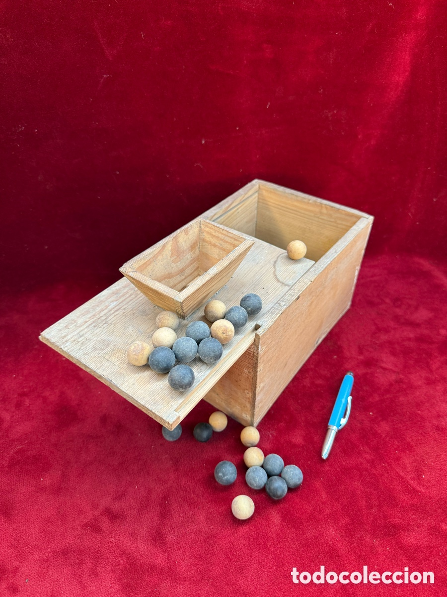 Antig&uuml;edades: Antiguo sorteador,madera con bolas de dos colores! - Foto 2