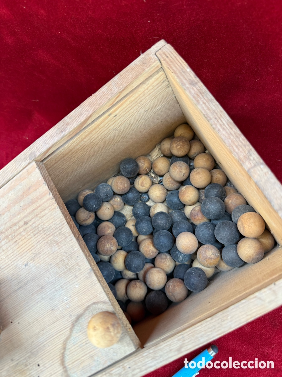 Antig&uuml;edades: Antiguo sorteador,madera con bolas de dos colores! - Foto 4