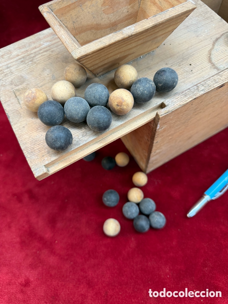 Antig&uuml;edades: Antiguo sorteador,madera con bolas de dos colores! - Foto 5