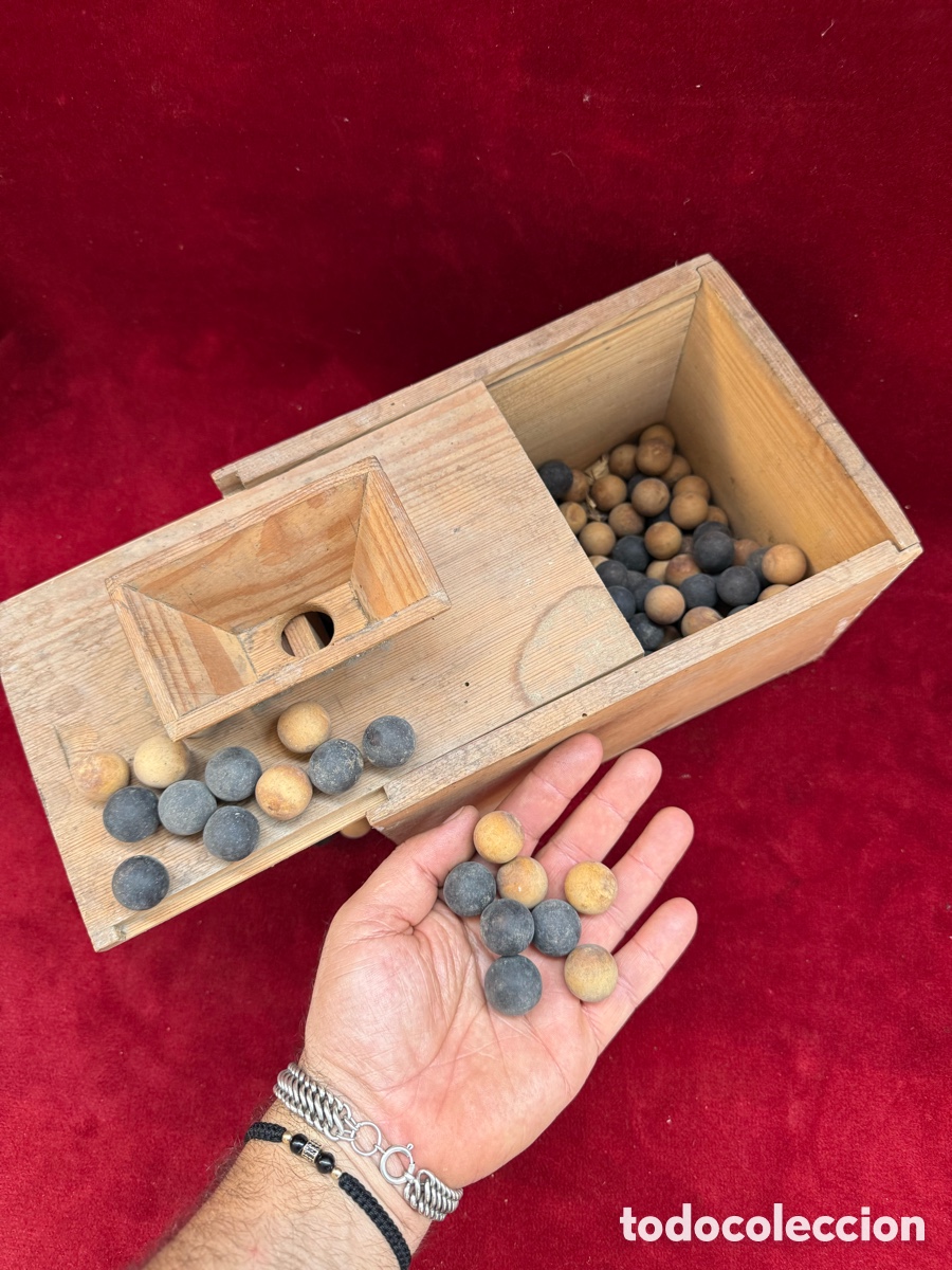 Antiquit&eacute;s: Antiguo sorteador,madera con bolas de dos colores!