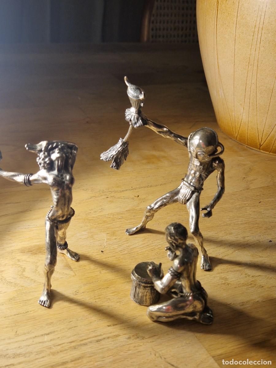 Antig&uuml;edades: 3 esculturas de pura plata maciza que representan un baile tribal.