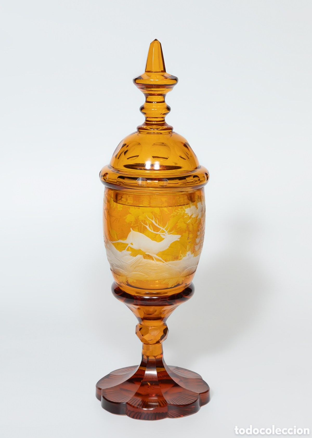 Antiquit&eacute;s: Copa; Bohemia, c. 1840. Vidrio &aacute;mbar tallado.