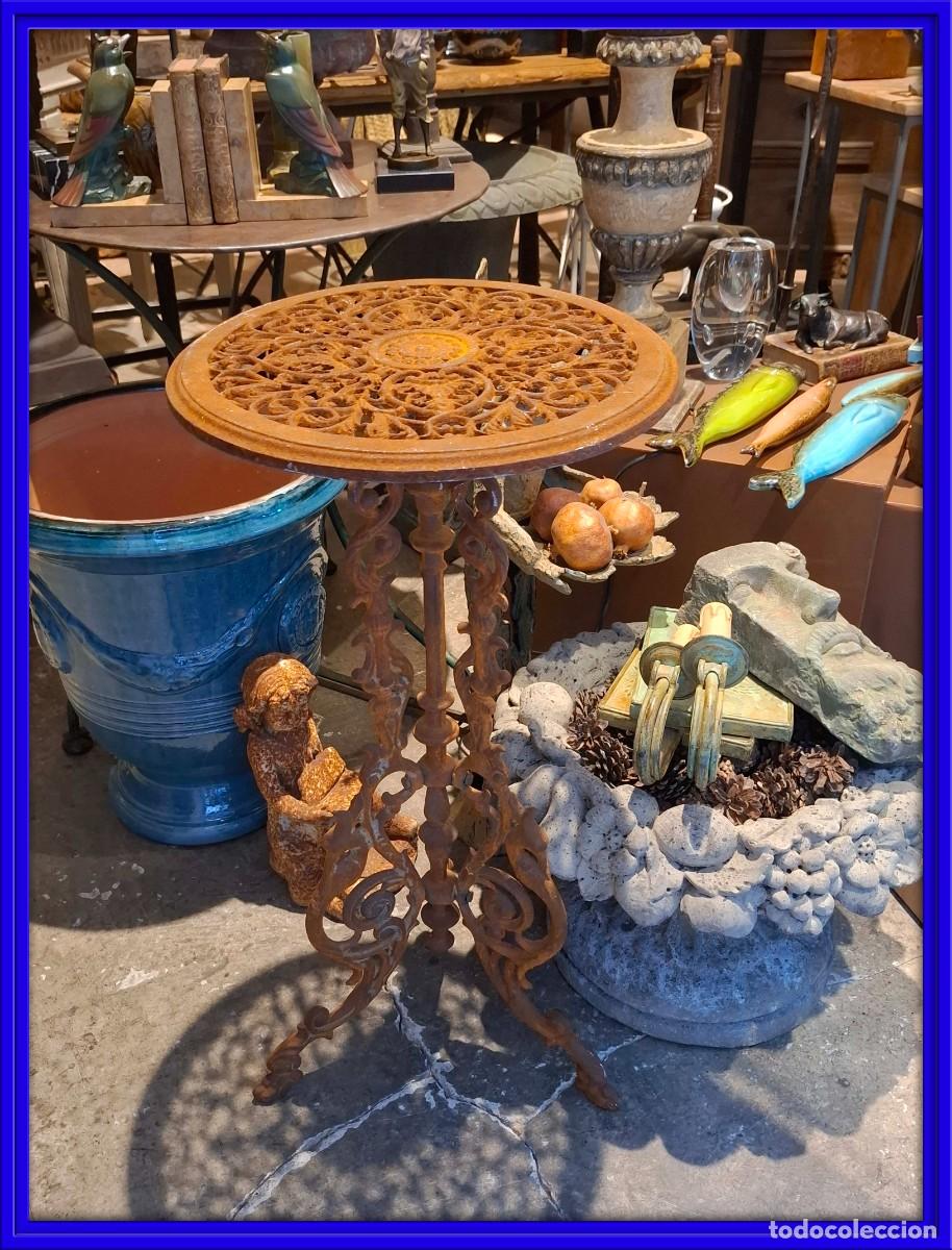 Antiquit&auml;ten: MESA DE HIERRO VELADOR EN TONO OXIDO. 35 CM DE DIAMETRO