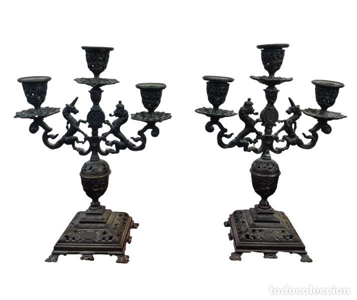 Antiguidades: PAREJA DE ANTIGUOS CANDELABROS VICTORIANOS DE TRES BRAZOS. HIERRO FORJADO. REINO UNIDO. SIGLO XIX.