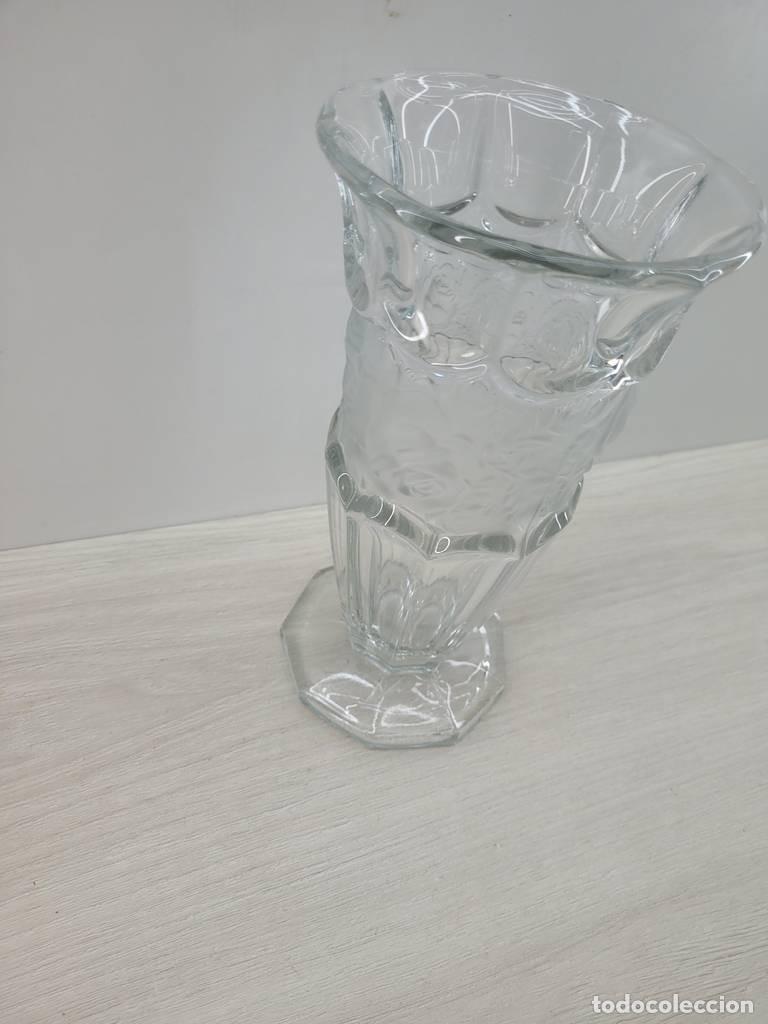 Antig&uuml;edades: FLORERO DE CRISTAL TALLADO - Foto 3