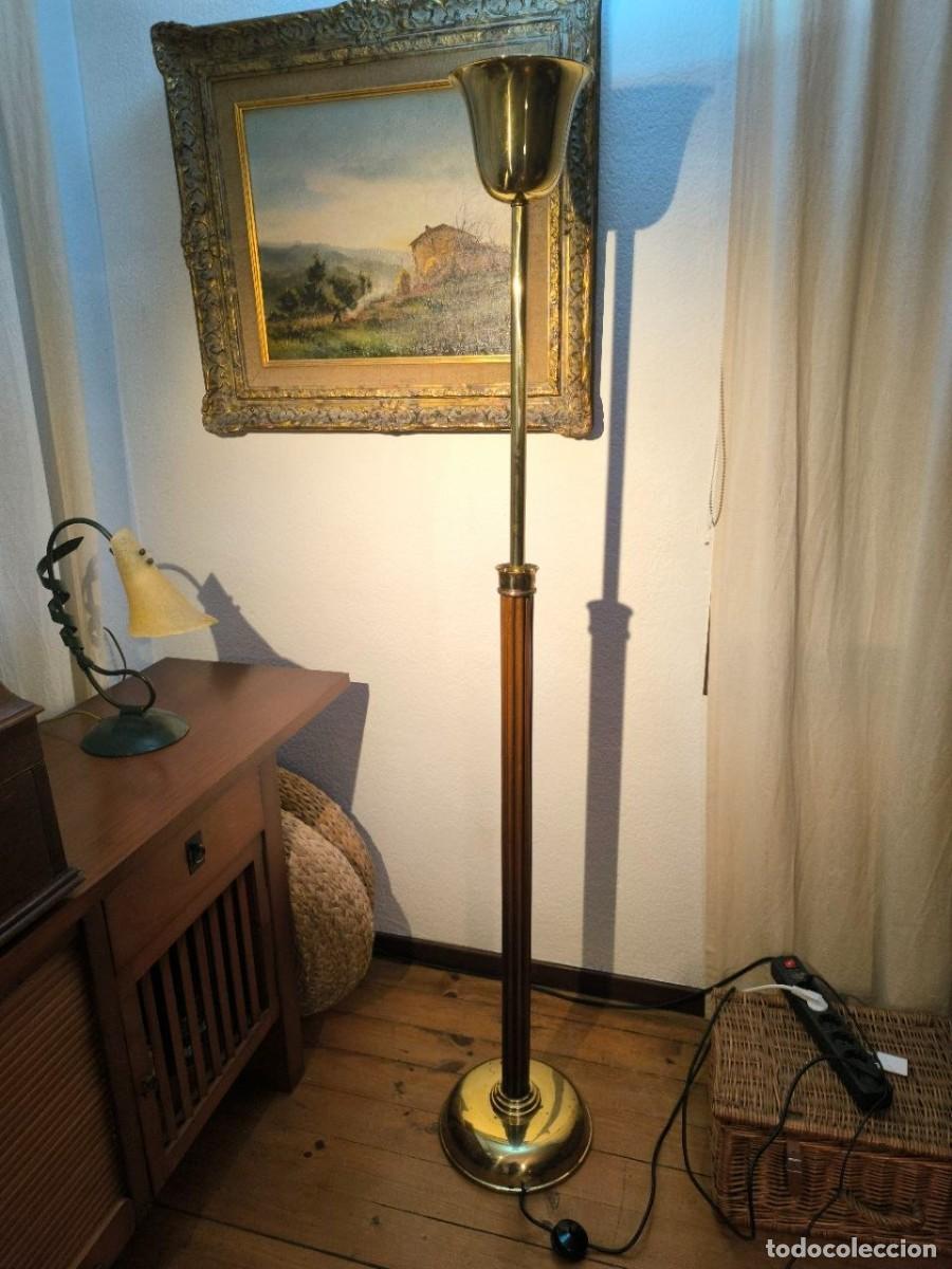 Antiguidades: LAMPARA DE PIE DE LA CASA VALENTI, MADERA BRONCE Y LATON, 10 KG 180X30X30 CM FUNCIONA, NO ENVIO