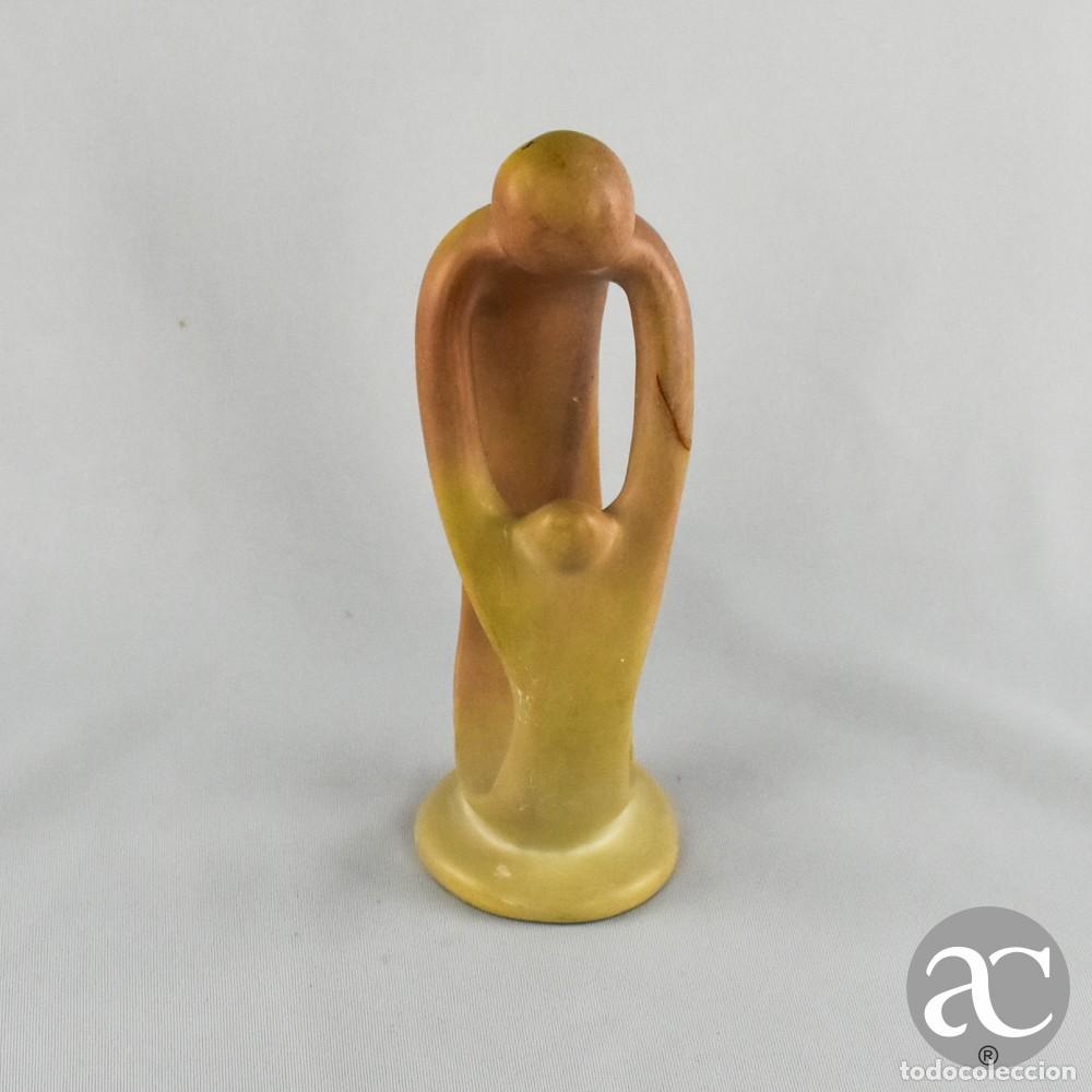 Oggetti Antichi: Figura de adulto inclinado sobre uma crian&ccedil;a em pedra de sab&atilde;o