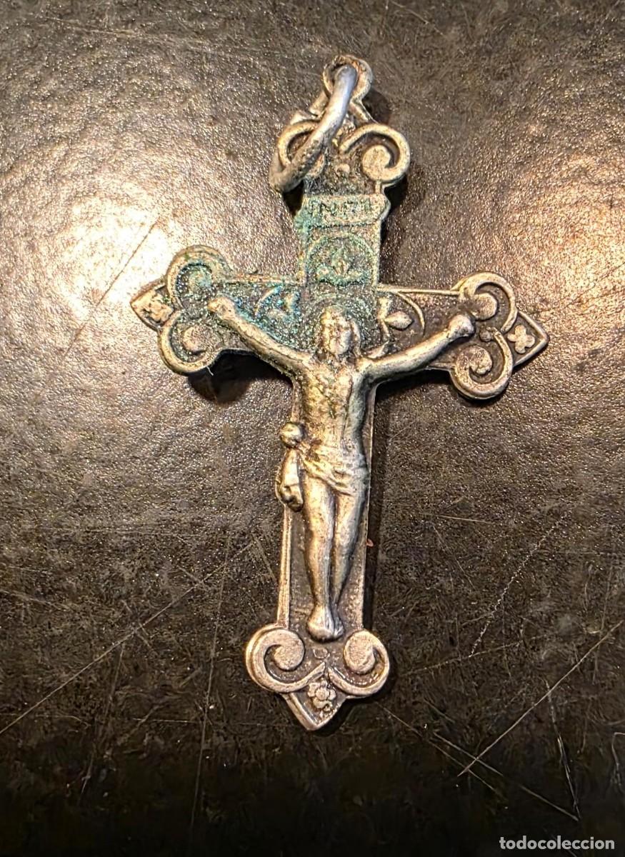 Antig&uuml;edades: Antiguo Crucifijo Religioso de Bronce con Cristo en Relieve &ndash; Cruz Ornamentada &ndash; 3,5 cm