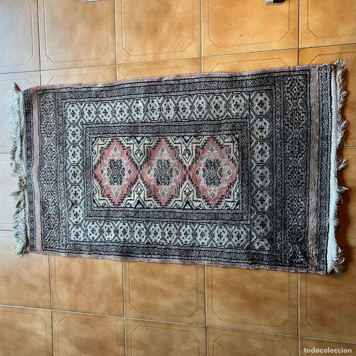 Antiquit&eacute;s: Alfombra de tipo oriental Jaldar / Bokhara en lana. Decoraci&oacute;n geom&eacute;trica tonos salm&oacute;n. 67 x 116 cm.