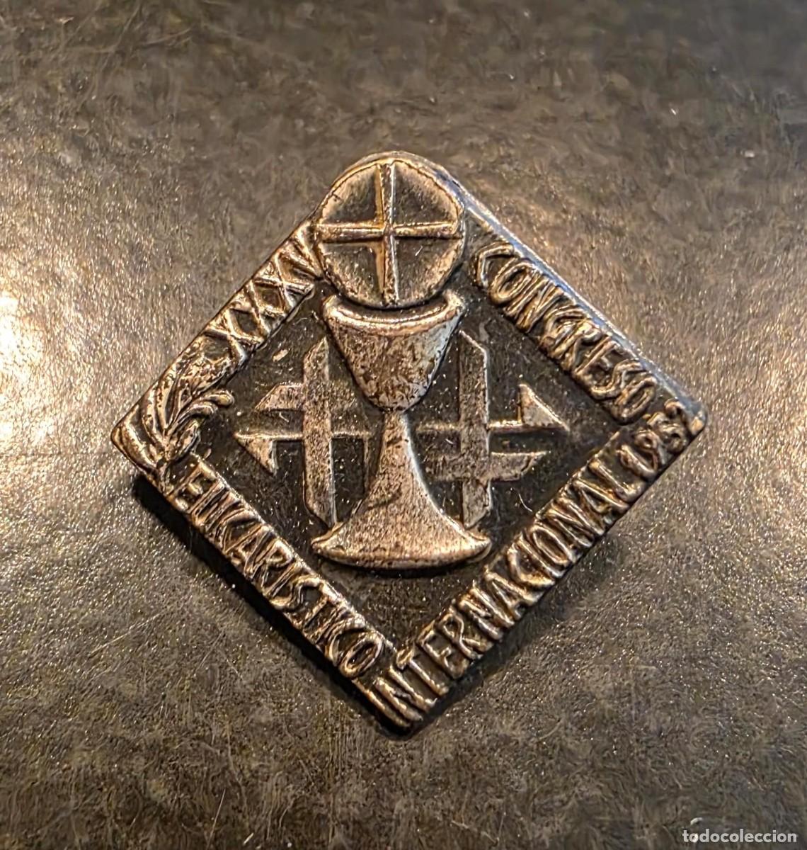 Antig&uuml;edades: Antigua Insignia Religiosa Congreso Eucar&iacute;stico Internacional &ndash; C&aacute;liz y Sagrada Hostia &ndash; 2 cm