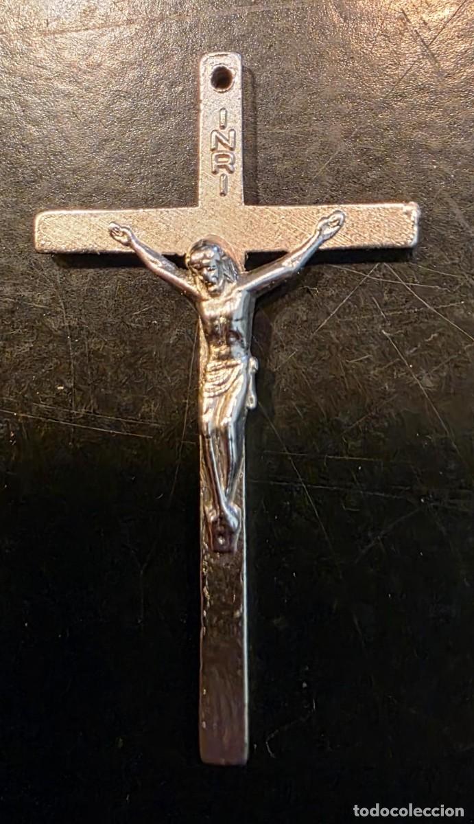 Antig&uuml;edades: Crucifijo Religioso Vintage de Metal Plateado &ndash; Cristo en Relieve &ndash; Marca ZOR &ndash; 4 cm