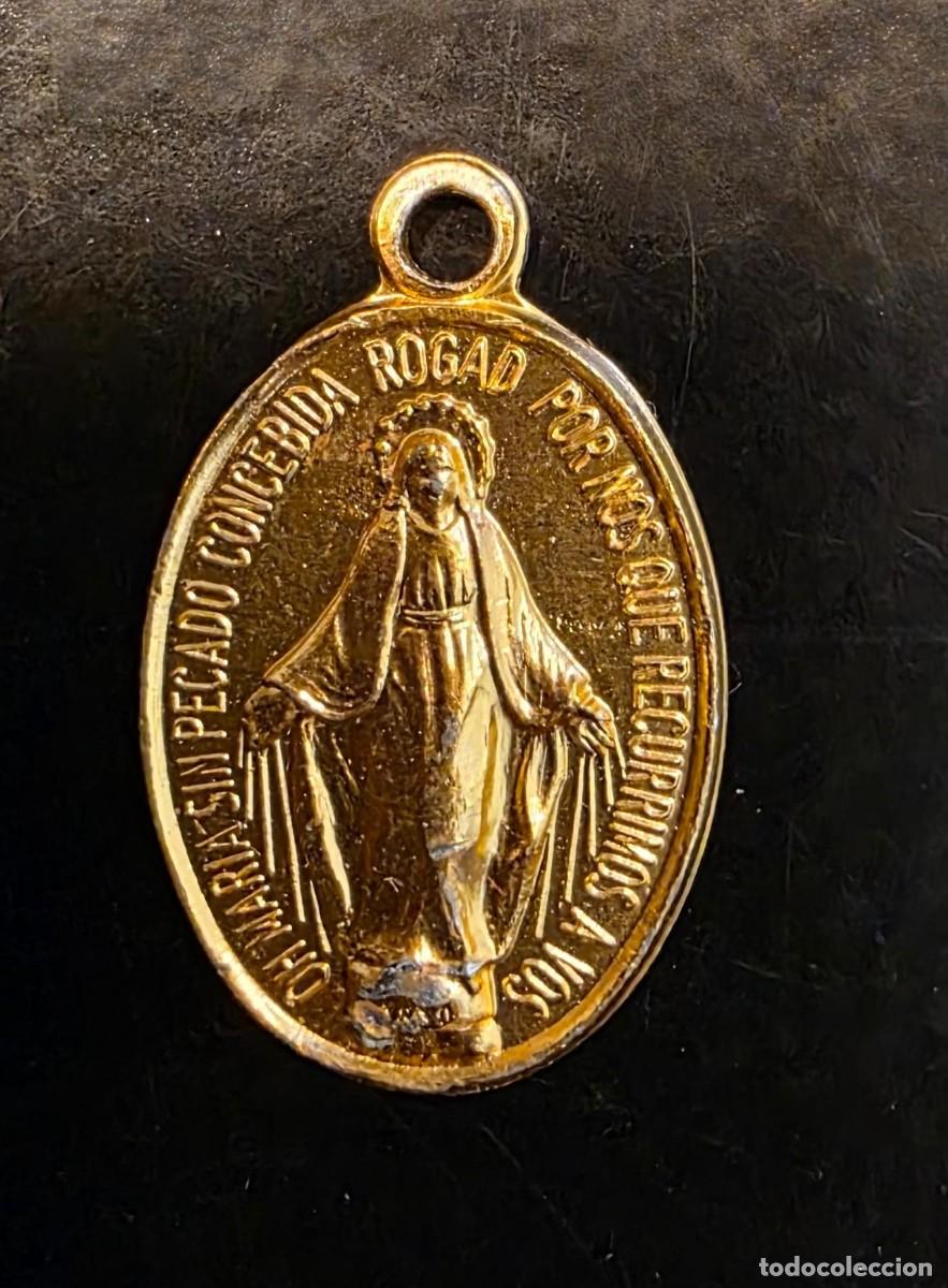 Antig&uuml;edades: Medalla Religiosa Dorada Virgen Milagrosa &ndash; Mar&iacute;a sin Pecado Concebida &ndash; Reverso con Cruz
