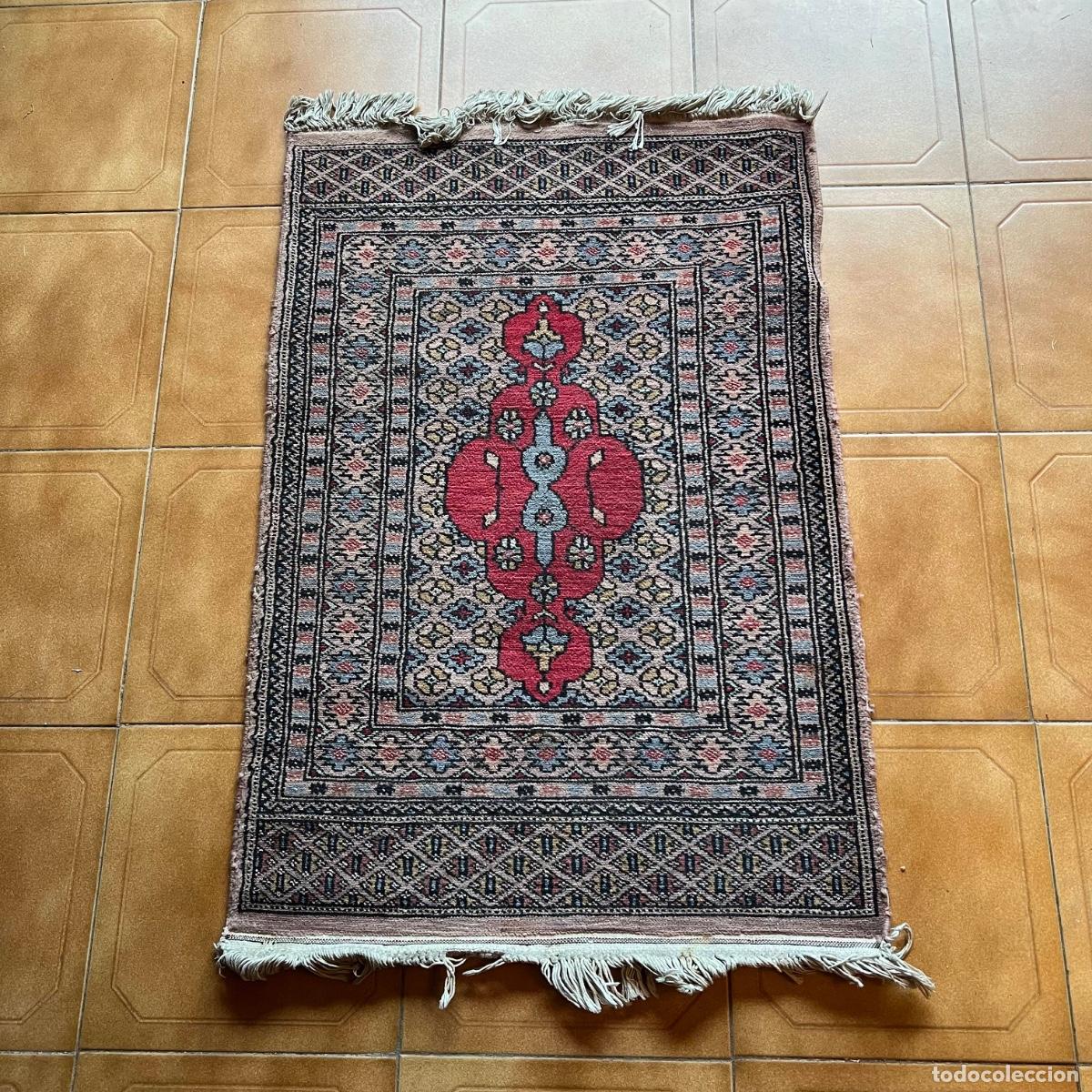 Antiquit&eacute;s: Alfombra persa Mud / Birjand. Medall&oacute;n central y campo con dise&ntilde;o Mahi (Herat&iacute;). 96 x 65 cm.