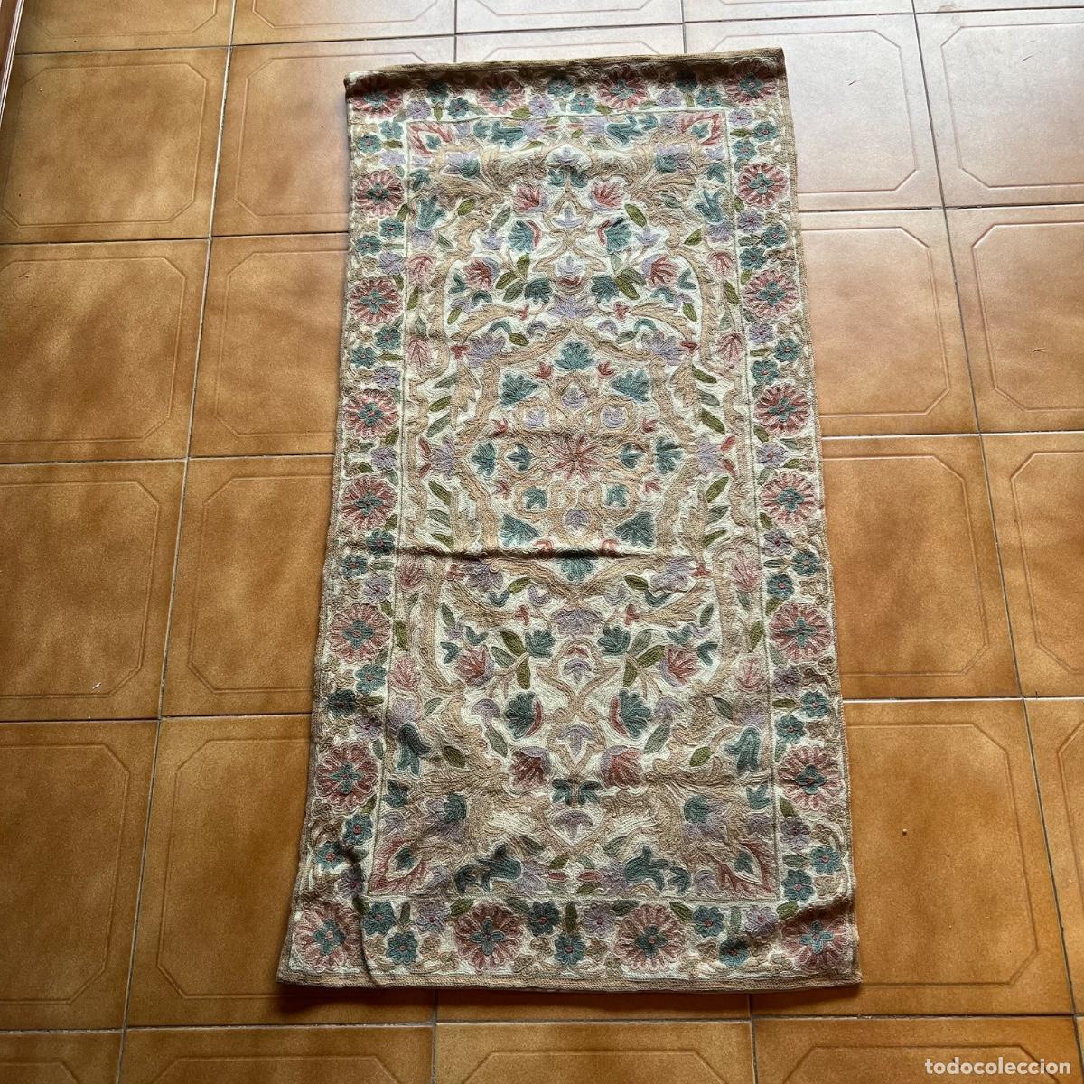 Oggetti Antichi: Tapiz / Alfombra de Cachemira (Kashmir). Bordado Crewel a punto de cadeneta. Lana. 118 x 58 cm.