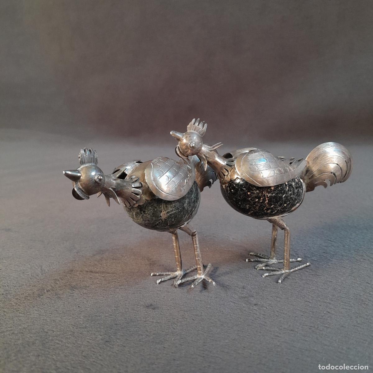 Antiquit&auml;ten: PAREJA DE FIGURAS DE GALLOS EN PLATA DE LEY Y PIEDRA DURA. MEXICO. A&Ntilde;OS 50-60