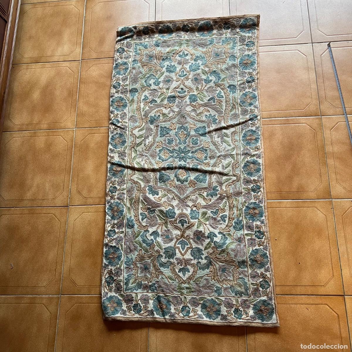 Oggetti Antichi: Tapiz / Alfombra de Cachemira (Kashmir). Bordado Crewel a punto de cadeneta. 119 x 58 cm.