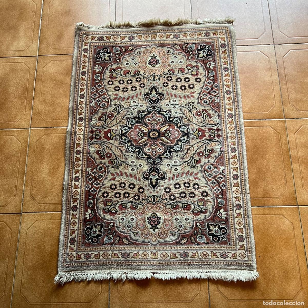 Antiquit&eacute;s: Alfombra cl&aacute;sica persa estilo Isfahan / Nain. Medall&oacute;n central estrellado. Lana a mano. 114 x 64 cm.
