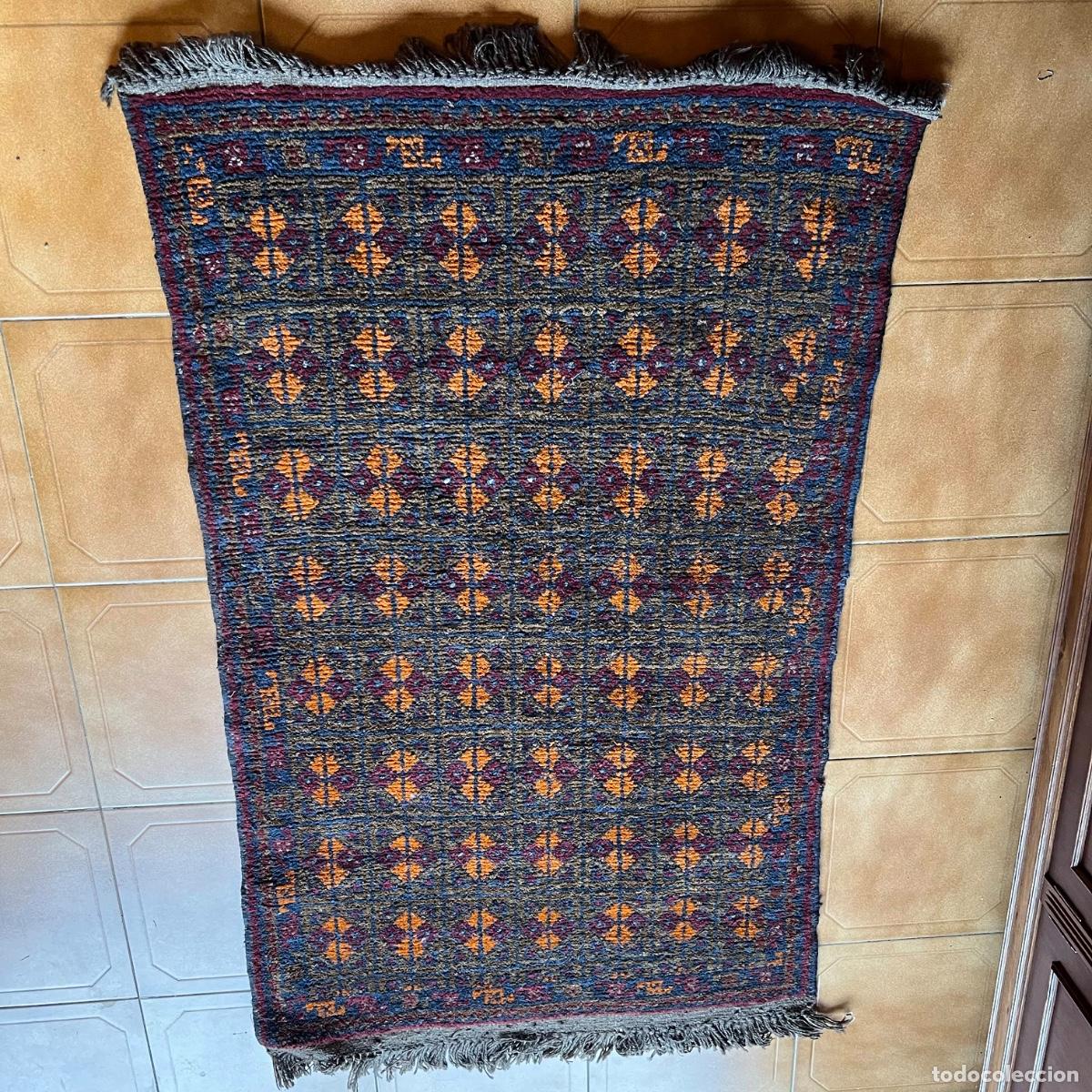 Antiquit&auml;ten: Alfombra tribal n&oacute;mada Baluchi / Afganist&aacute;n. Campo compartimentado. Lana a mano. 83 x 132 cm.