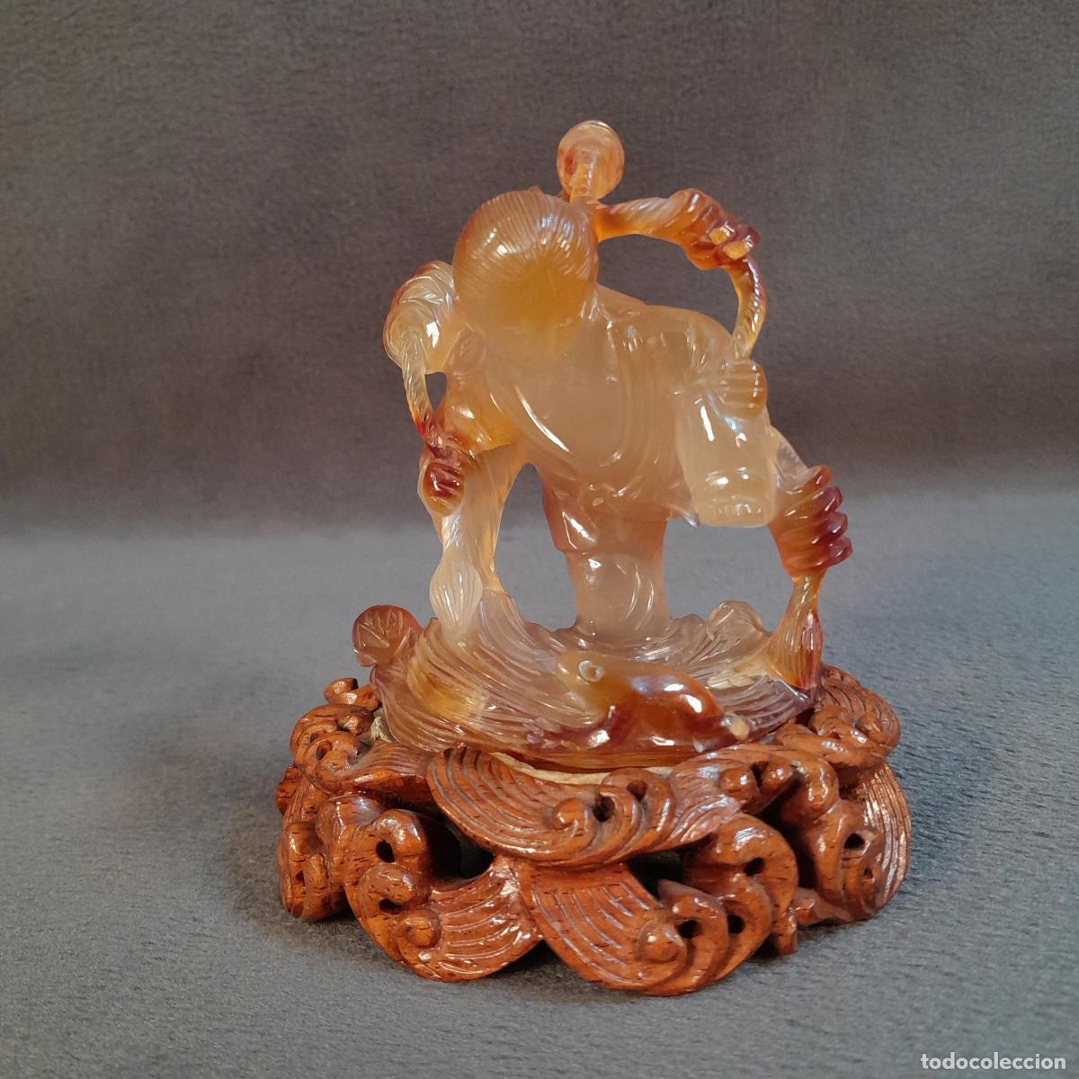Antiguidades: FIGURA DE PESCADOR TALLADO CON PEANA DE MADERA. ARTE CHINO. SIGLO XX