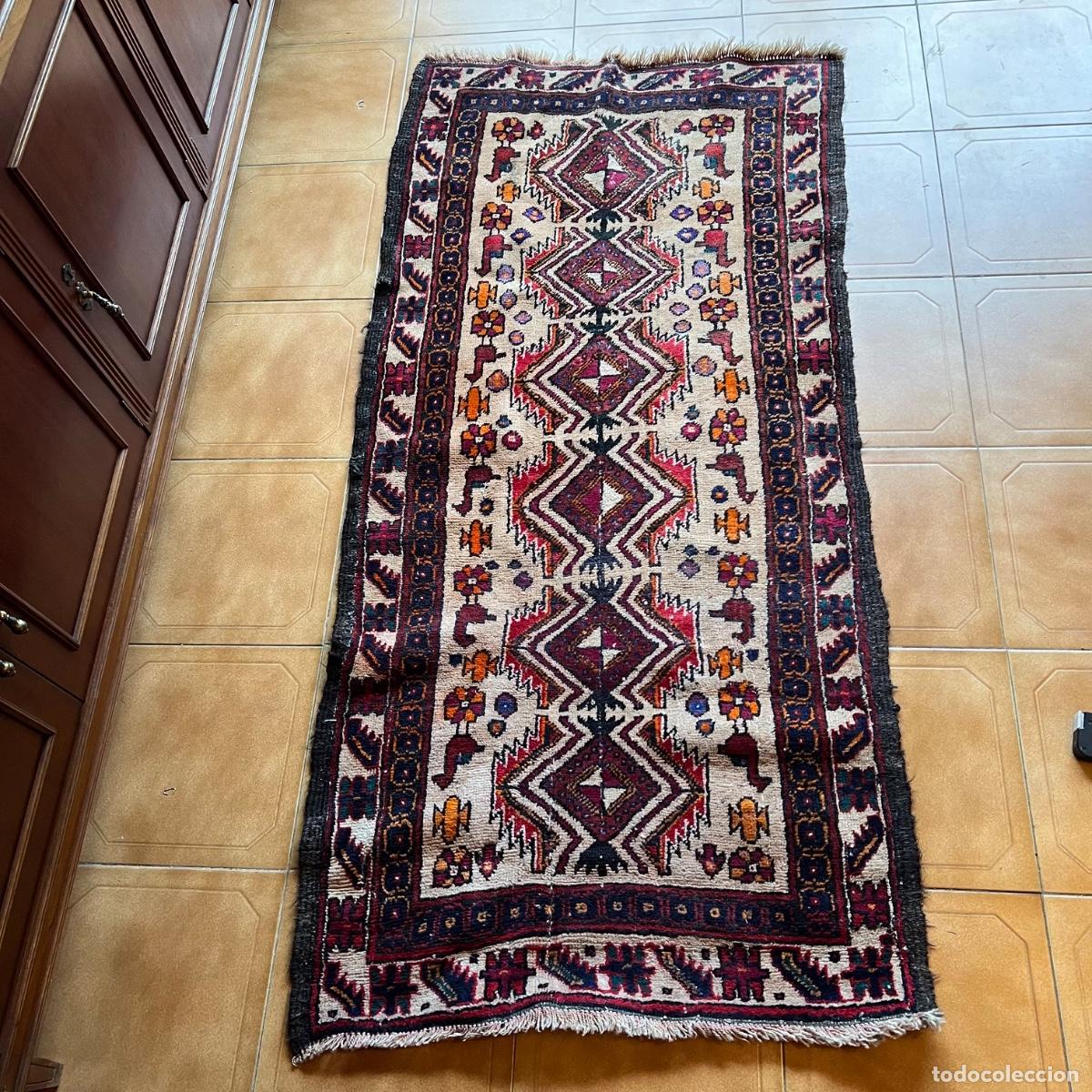 Antiquit&auml;ten: Alfombra pasillera tribal persa Shiraz. Medallones romboidales y fauna estilizada. 162 x 80 cm.