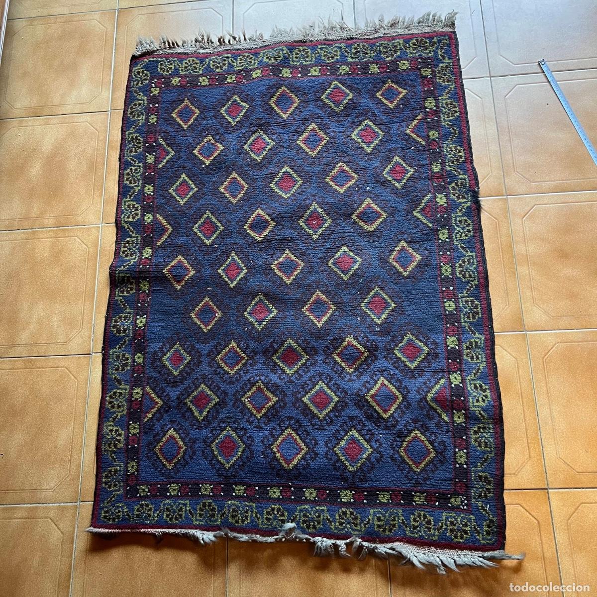 Antiques: Alfombra tribal Baluchi. Patr&oacute;n geom&eacute;trico de rombos sobre fondo azul &iacute;ndigo. 124 x 83 cm.