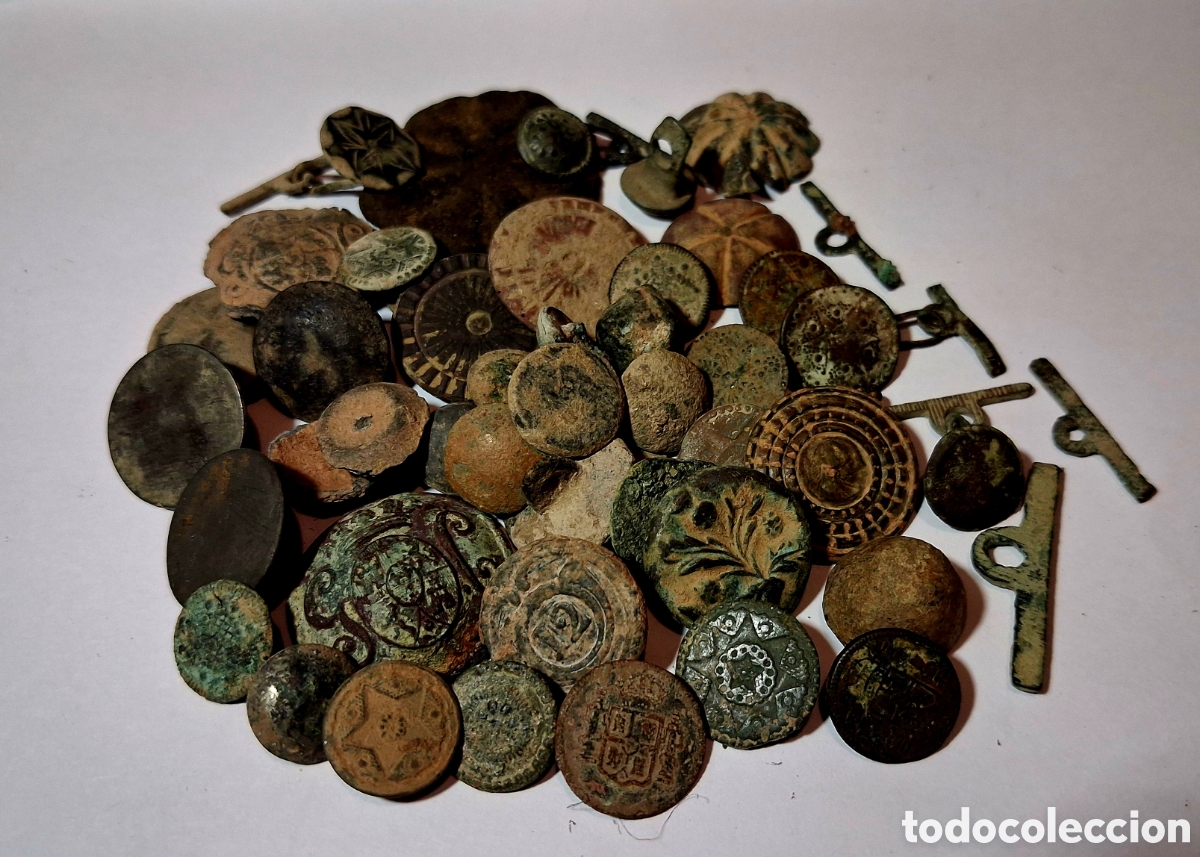 Antig&uuml;edades: Lote botones antiguos diferentes &eacute;pocas.