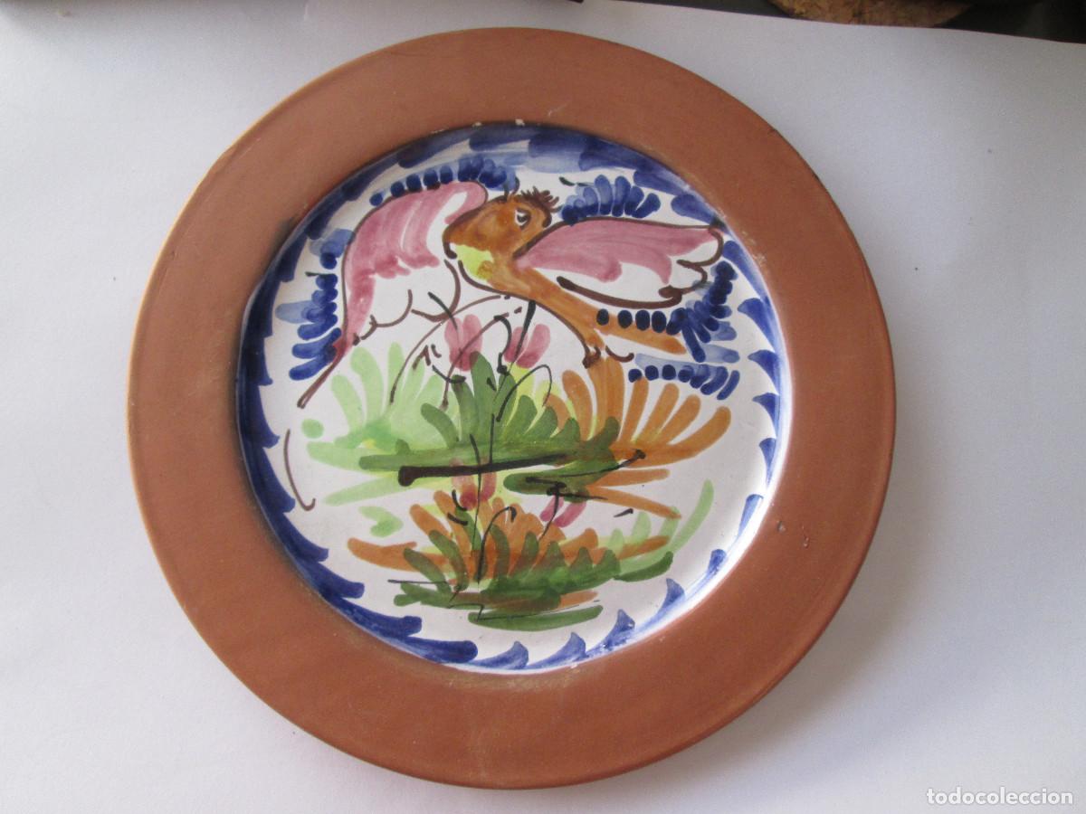 Antig&uuml;edades: PLATO DE CERAMICA - DECORADO A MANO - CON AGUJERO PARA COLGAR