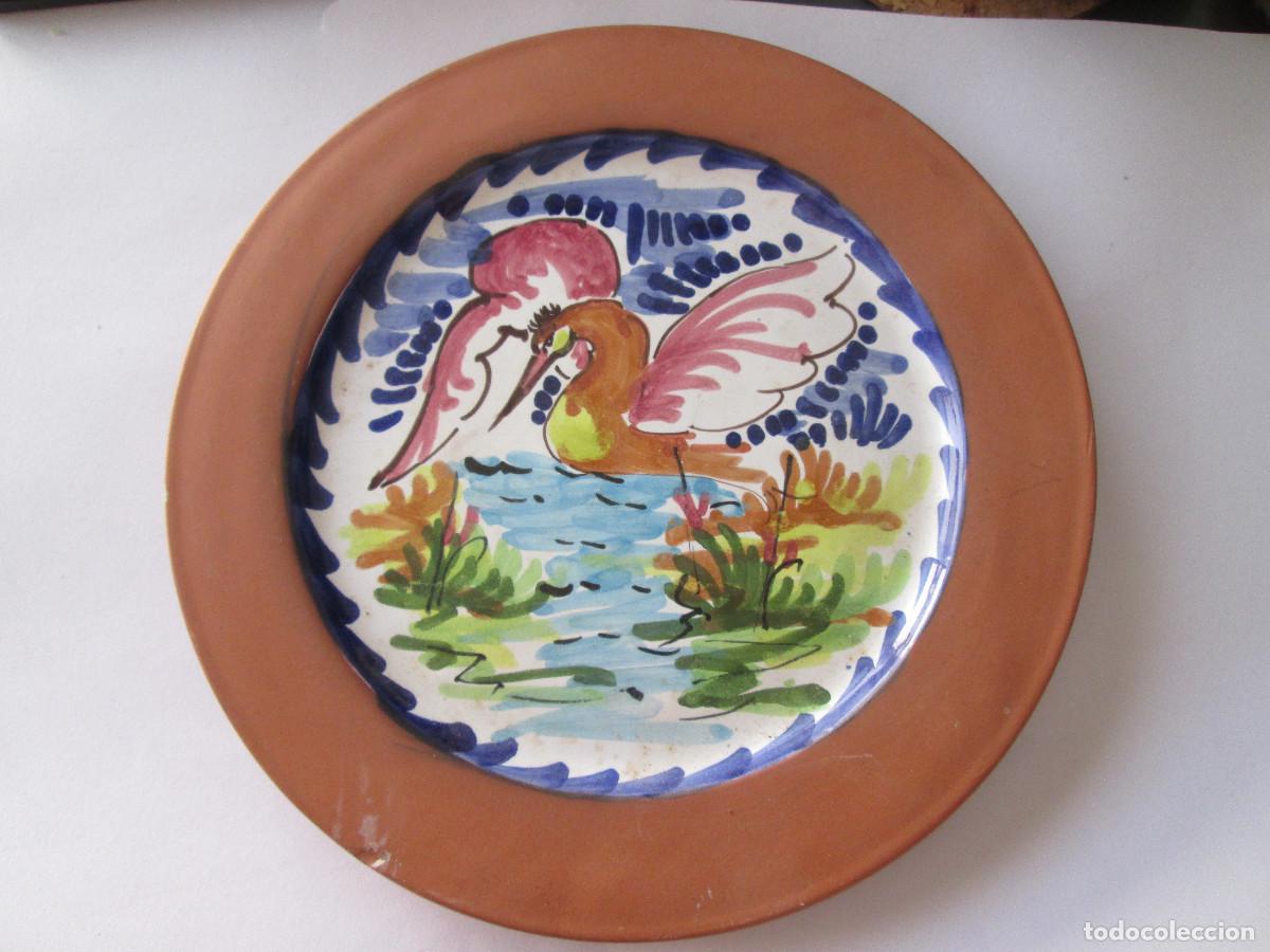 Antiguidades: PLATO DE CERAMICA - DECORADO A MANO - CON AGUJERO PARA COLGAR