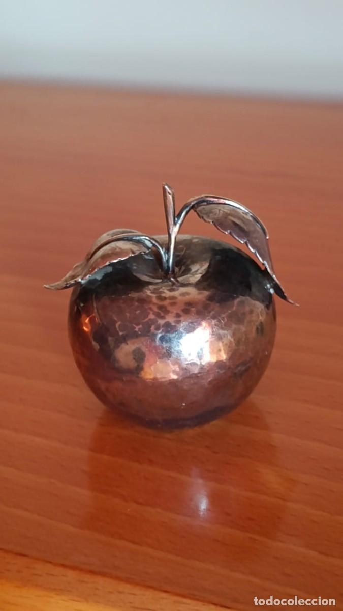 Antig&uuml;edades: Salero Antiguo de Sobremesa con Forma de Manzana en Plata Ley (Artesan&iacute;a Martillada)
