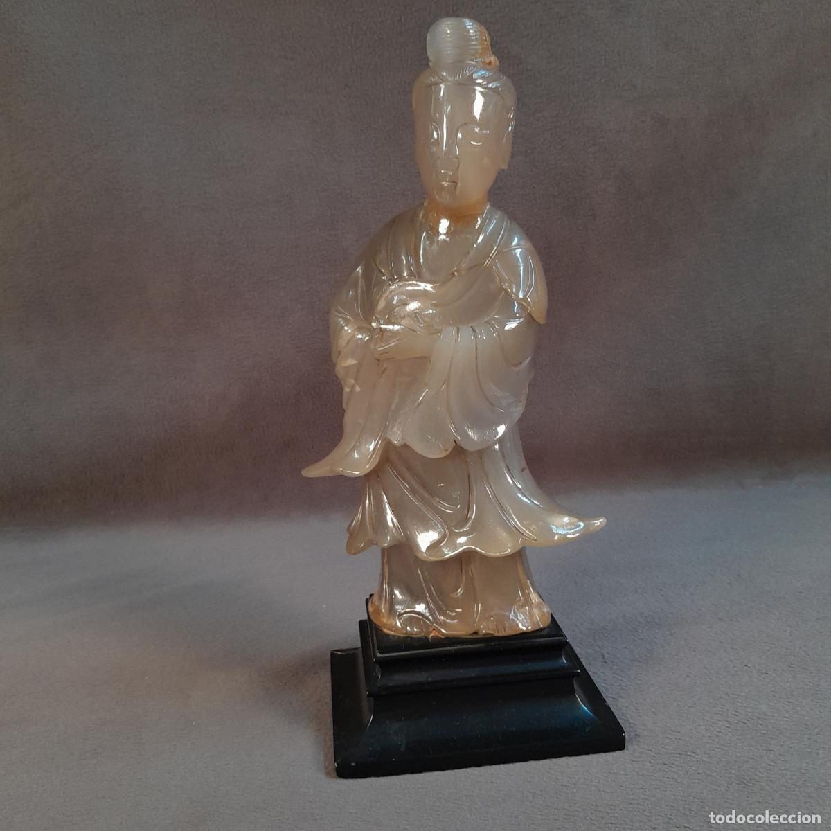 Oggetti Antichi: FIGURA DAMA ORIENTAL GUANYIN. PIEDRA TALLADA Y PEANA DE MADERA. SIGLO XX